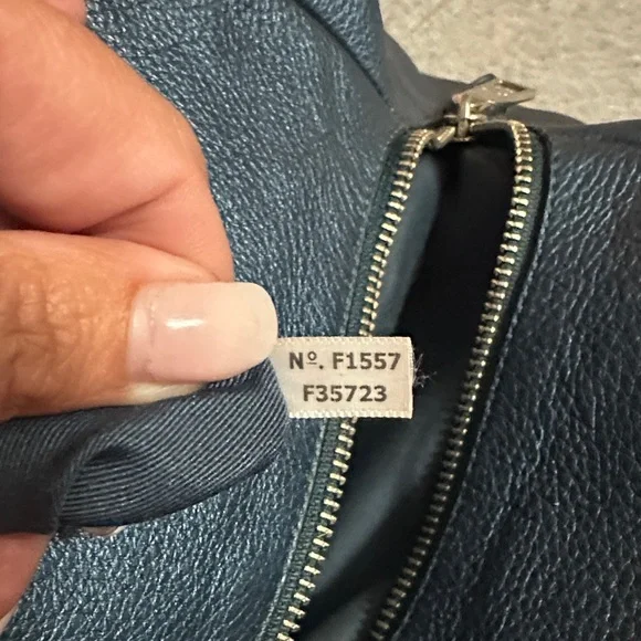 Elegant Navy Leather Shoulder Bag - Picture 8 of 8